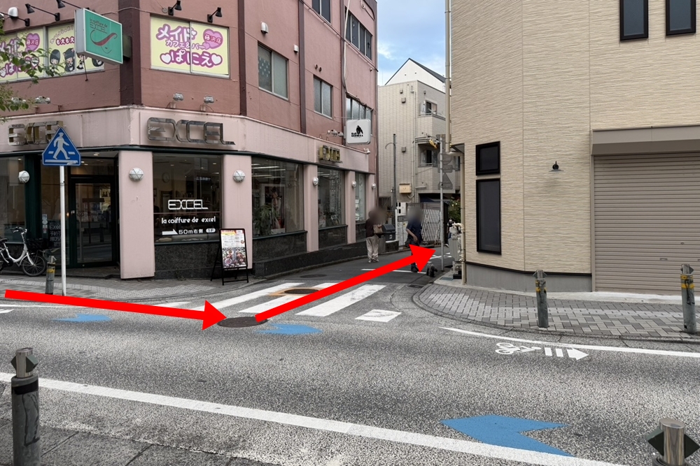この細い通りに入る